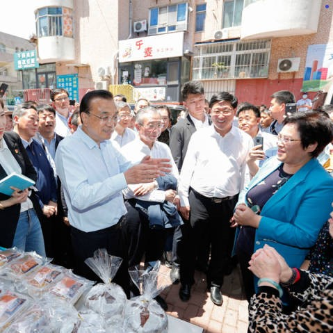 李克強(qiáng)稱贊地?cái)偨?jīng)濟(jì)、小店經(jīng)濟(jì)：是人間的煙火，是中國(guó)的生機(jī)